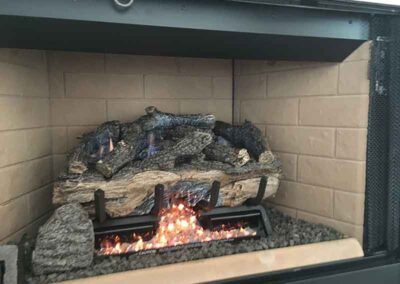 Gas logs with flame and screen